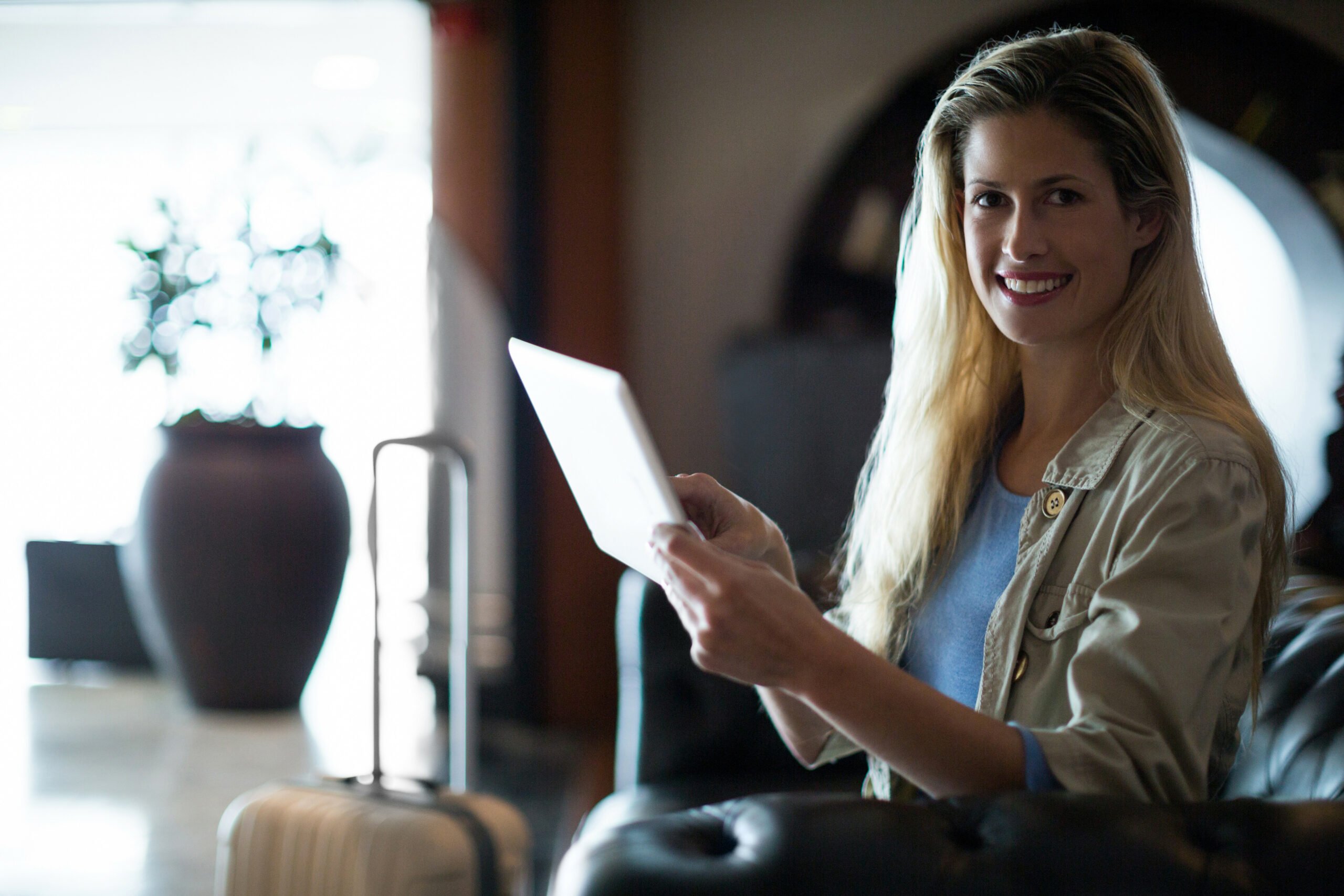 mujer con una tableta observando cómo planear un viaje usando apps