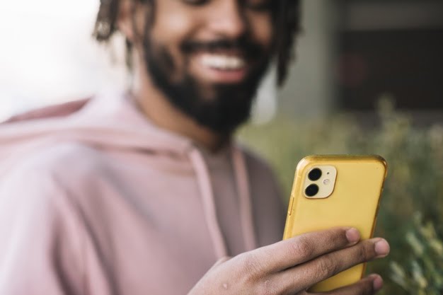 hombre mirando al telefono que ilustra las mejores apps de viaje para iphone