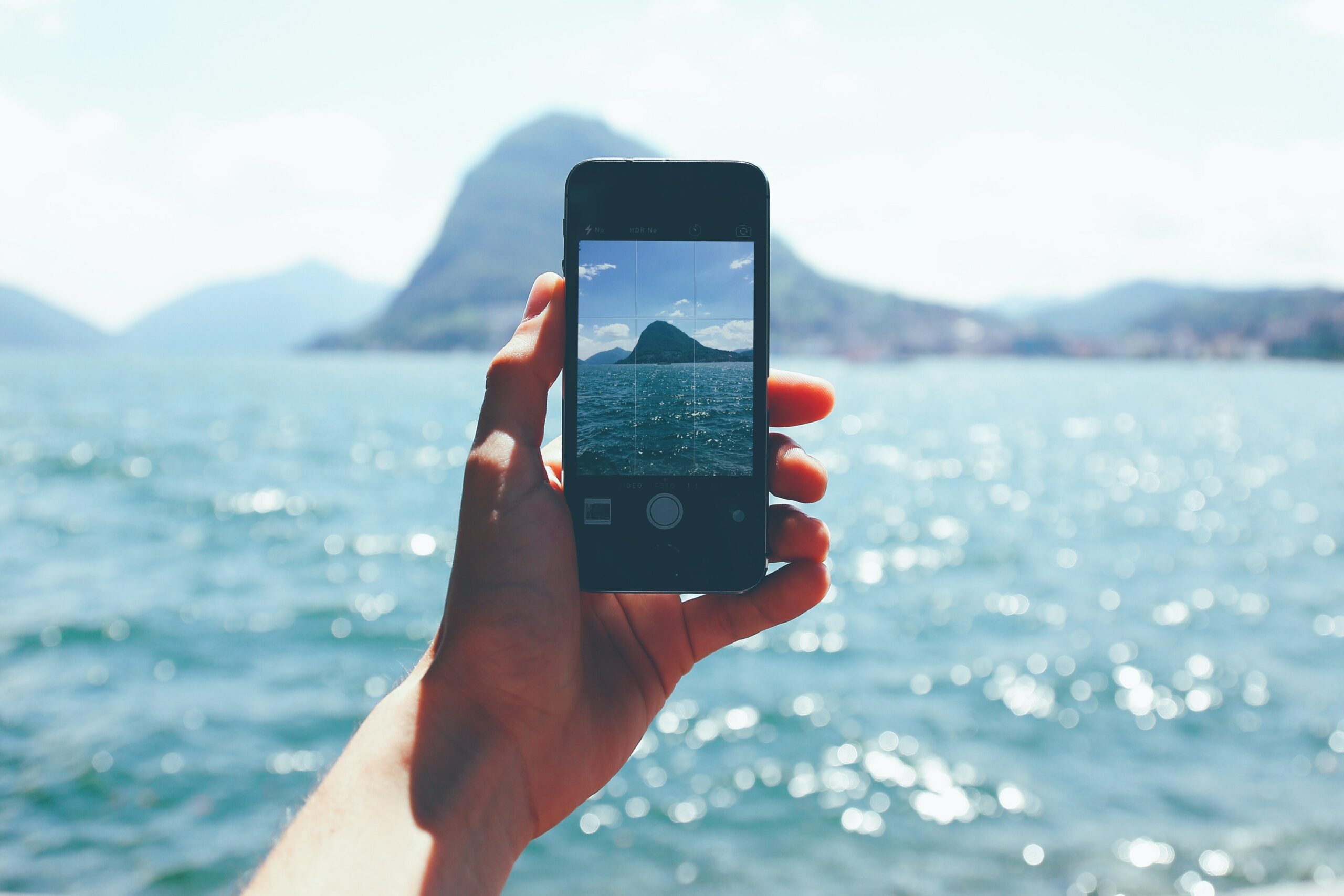 mejores aplicaciones de viaje para iPhone que está fotografiando una isla en medio del mar