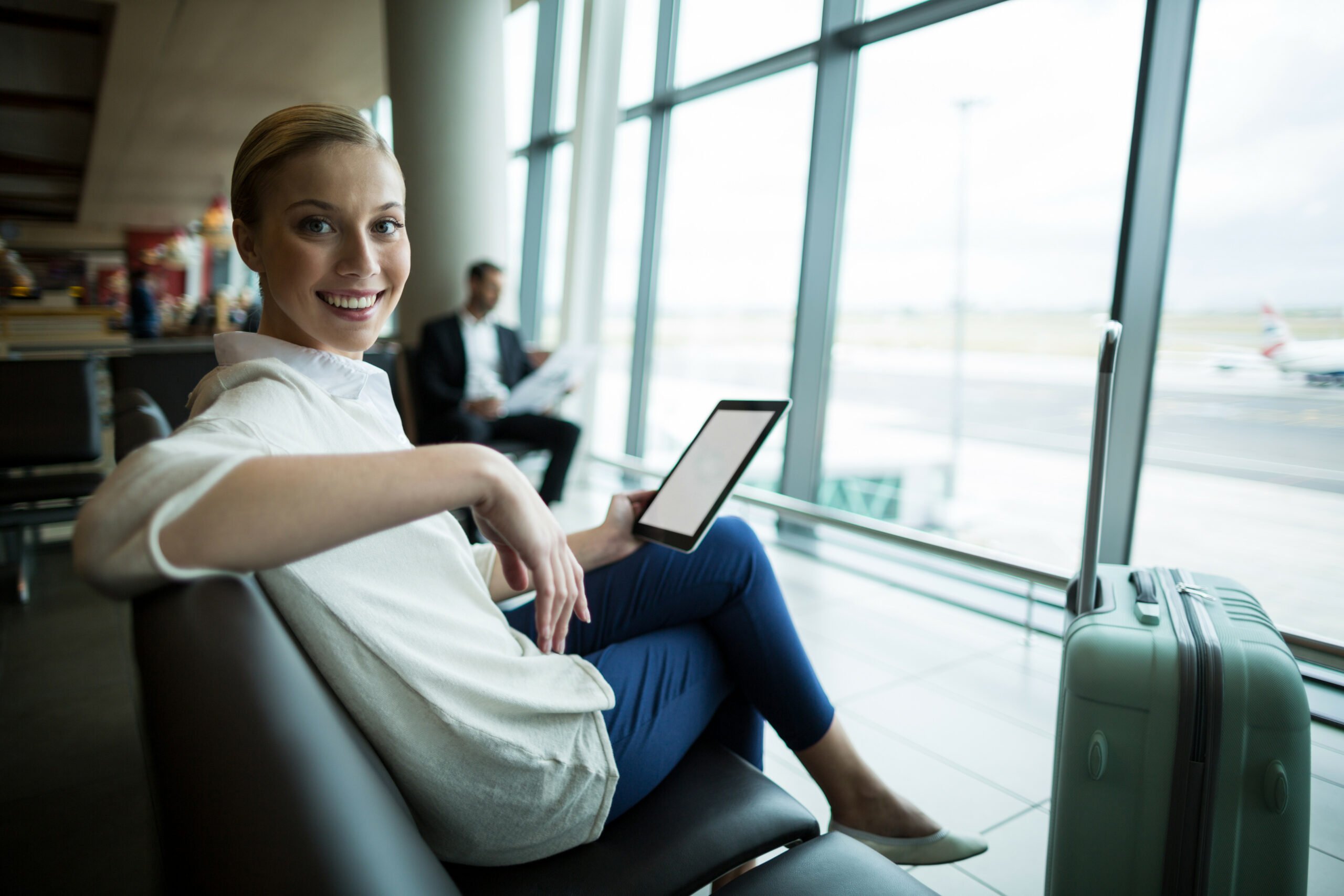 Mujer observando en su celular las mejores apps de viaje gratis