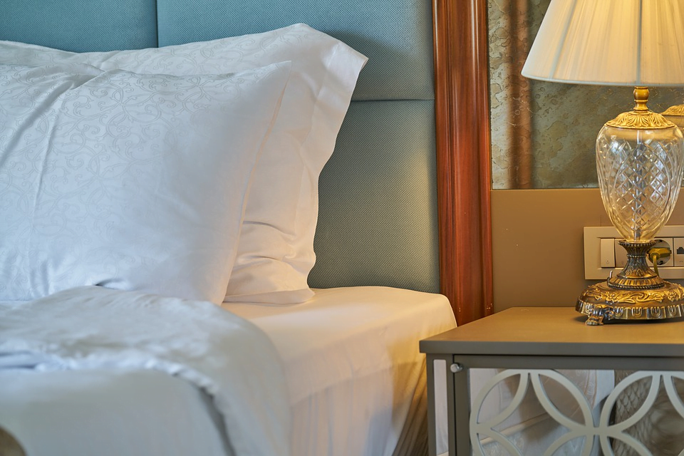 cama de hotel que ilustra como obtener la mejor tarifa de hospedaje